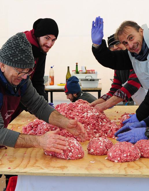 Sono i giorni della “Pcaria” e del maiale tradizione e festa dietro un tavolo di casa 
