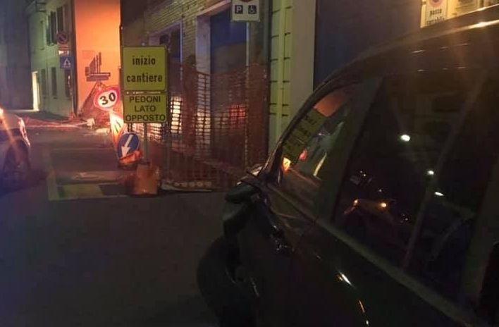 Sbanda, fa danni e se ne va