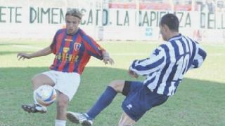 Daniele Fioretti calcia la palla nel derby contro il Rosignano