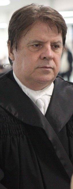 Ripicca, scarica una rotoballa davanti alla casa di due coniugi 