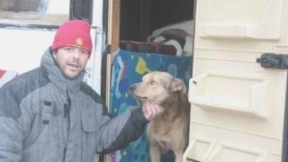 Si getta nel torrentein soccorso del cane