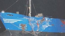 Lo squarcio sulla prua del cargo Ocean Drop