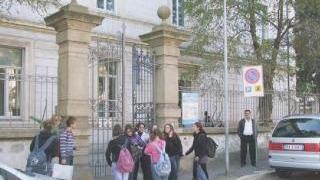 Alcuni studenti all’uscita della scuola