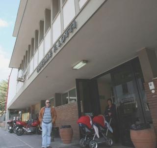 L’esterno dell’ospedale Lotti
