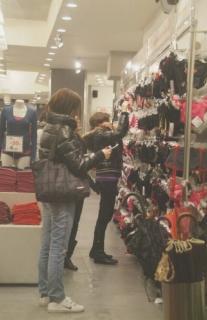 Clienti nei negozi per i saldi (Vip)