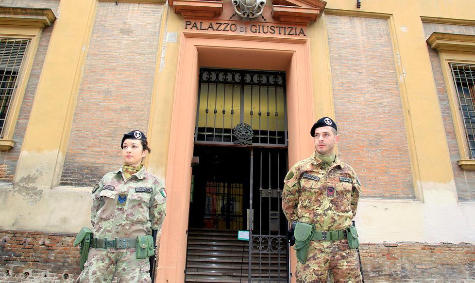 Modena, perseguita i genitori e tutto il condominio: patteggia 18 mesi 