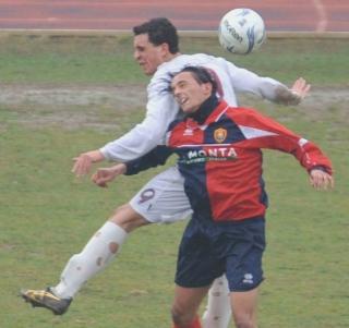 In maglia bianca Arrighini, goleador del Pontedera