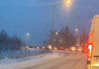 Pavullo, cadono tre centimetri di neve: disagi al traffico nel Frignano 