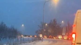 Pavullo, cadono tre centimetri di neve: disagi al traffico nel Frignano