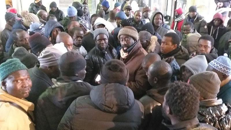 Cento senegalesi protestano in ospedale: "Seppellito un nostro connazionale senza avvertire la famiglia della morte"