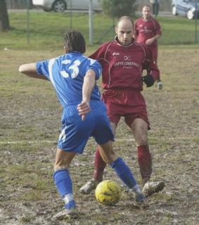 Qui sopra e in alto due momenti di gioco del derby di Corniola