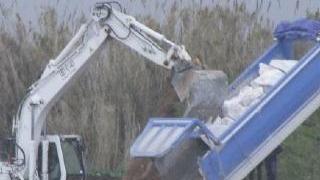In senso orario: un’azienda allagata lavori all’argine di Nodica la zona industriale sott’acqua In basso alluvionati in assemblea