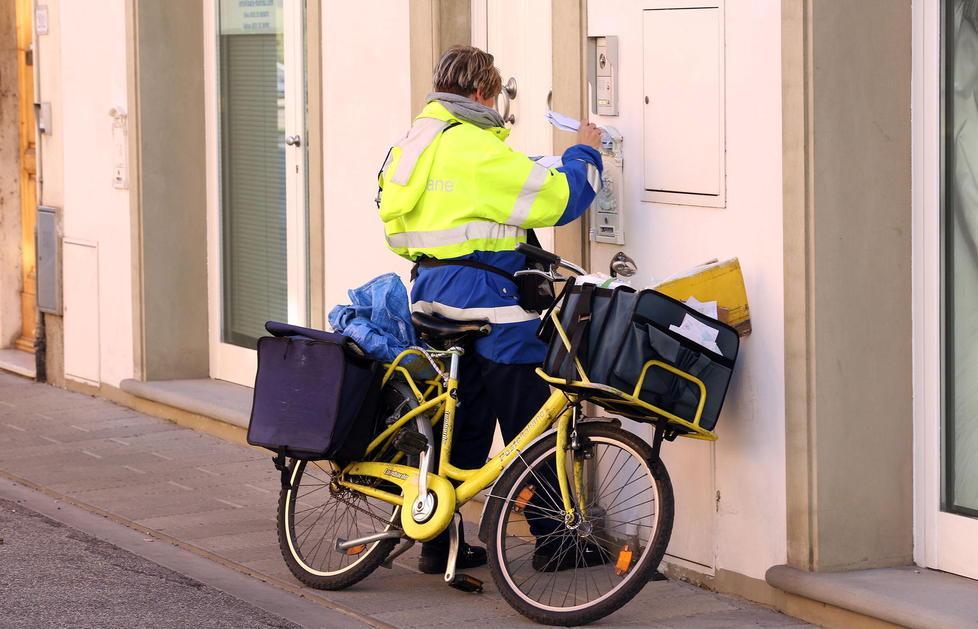 Un postino al lavoro