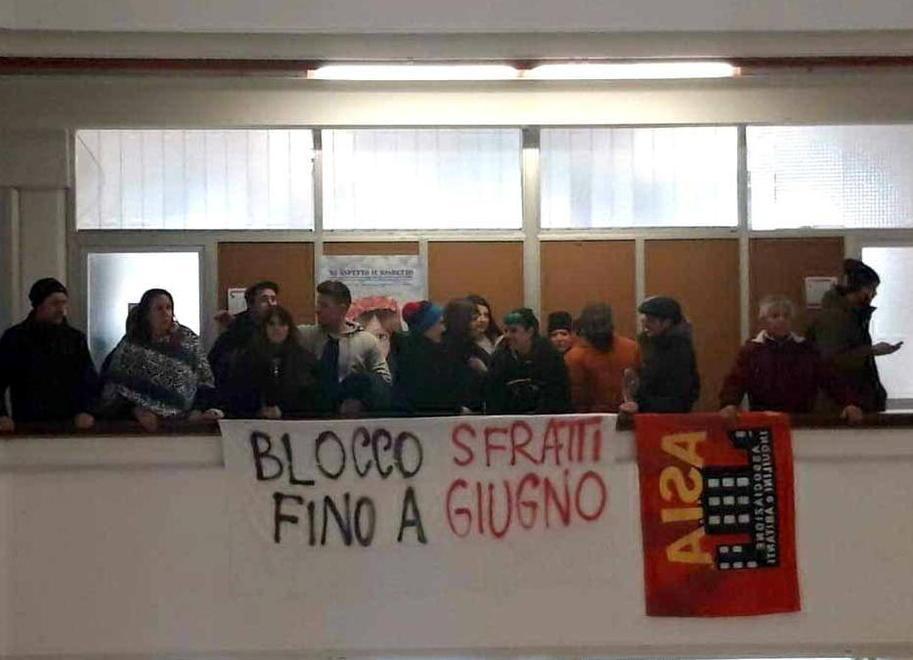 Il sindacato si oppone e lo sfratto è rinviato, ma a Massa rimane l'emergenza