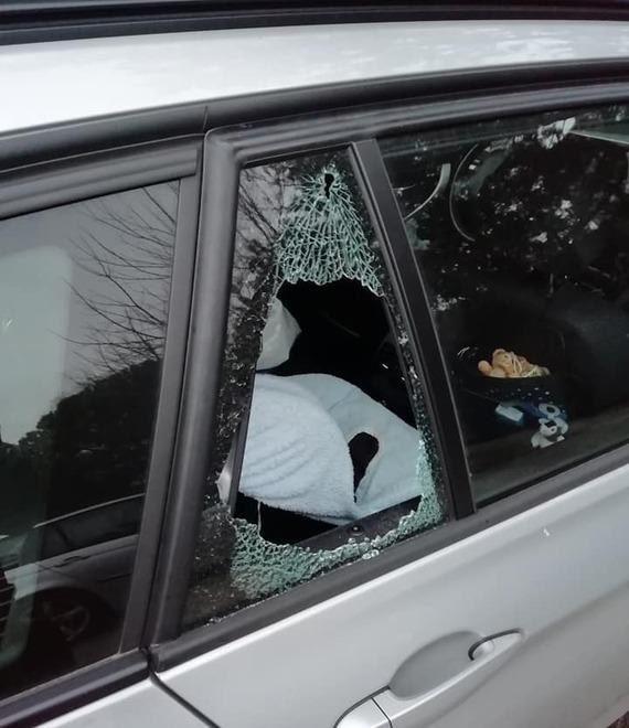 Il deflettore di un'auto spaccato dalla banda 