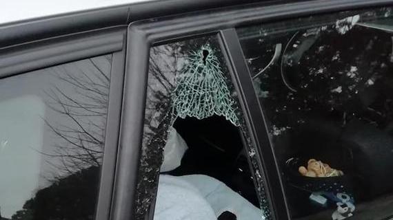 Il deflettore di un'auto spaccato dalla banda