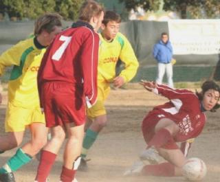 Una partita di calcio allievi in un’immagine di repertorio
