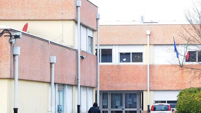 Carpi, bagni senza le porte alle Fassi La protesta dei genitori