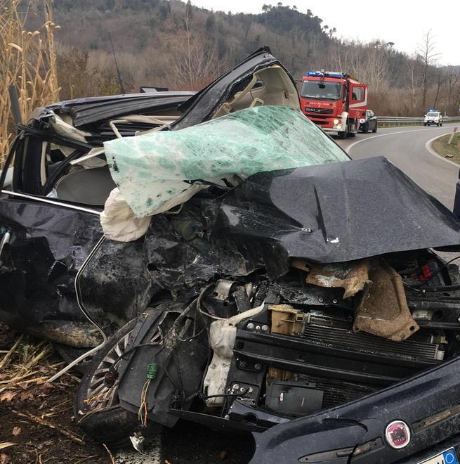 Scontro tra un’auto e un camion: donna incastrata nell’abitacolo