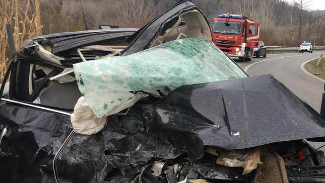 Scontro tra un’auto e un camion: donna incastrata nell’abitacolo