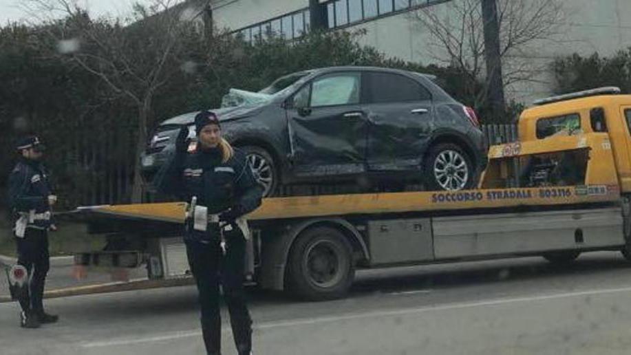 Vettura si ribalta, una ferita