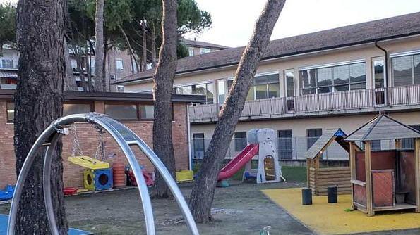 Genitori “costretti” a vedere i filmati con le botte ai loro figli