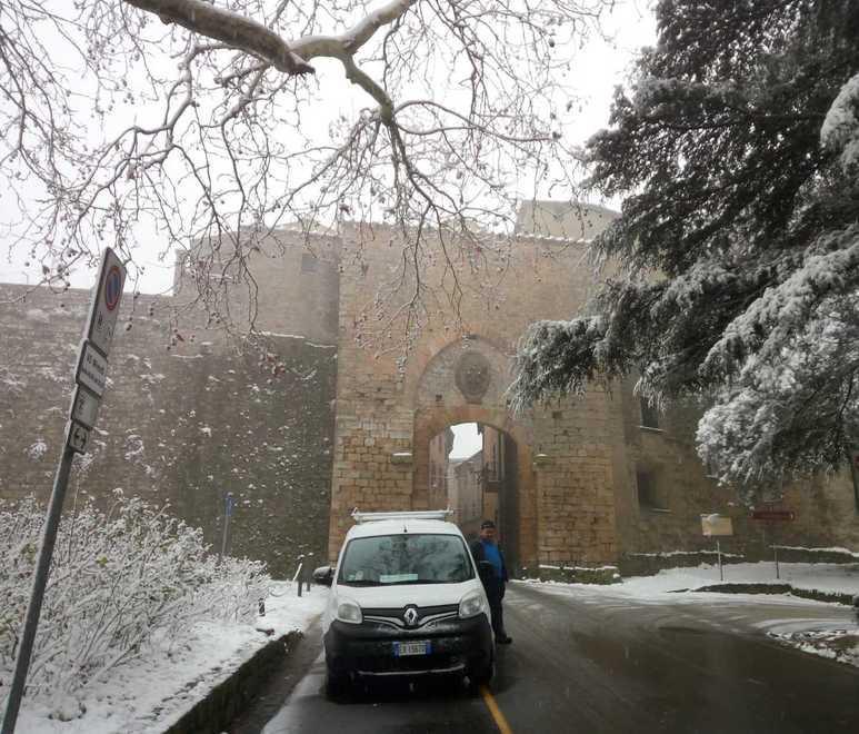 Oggi a Castelnuovo scuole chiuse per neve gli studenti restano a casa anche a Pomarance