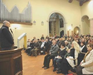La testimonianza di Brosio nella chiesa di S. Andrea affollata dai parrocchiani e dagli amici del giornalista