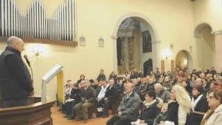 La testimonianza di Brosio nella chiesa di S. Andrea affollata dai parrocchiani e dagli amici del giornalista