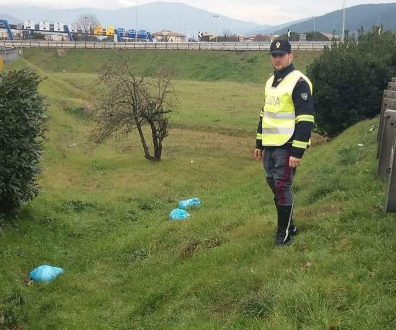 Getta l’immondizia al casello autostradale Scatta la maxi-multa 