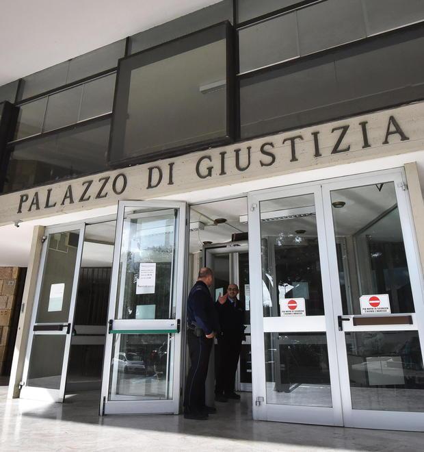 Picchia il figlio con un tubo di gomma: a processo 