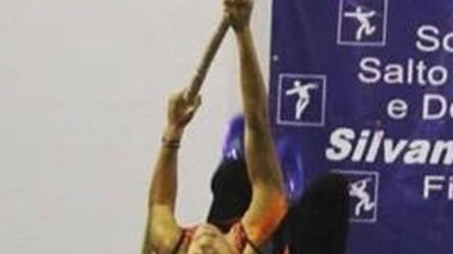 Matilde Poli dà spettacolo a Firenze nel salto con l’asta ma dopo il record si fa male