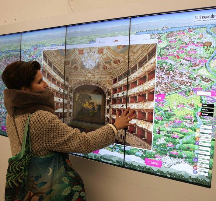 Alla stazione Mediopadana arriva lo schermo interattivo
