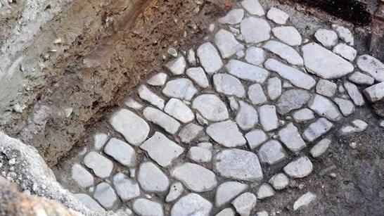 Via Emilia. Il tratto romano è già stato sotterrato. Rip