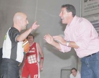 Coach Marco Mori discute animatamente con l’arbitro