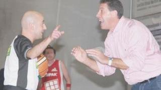Coach Marco Mori discute animatamente con l’arbitro