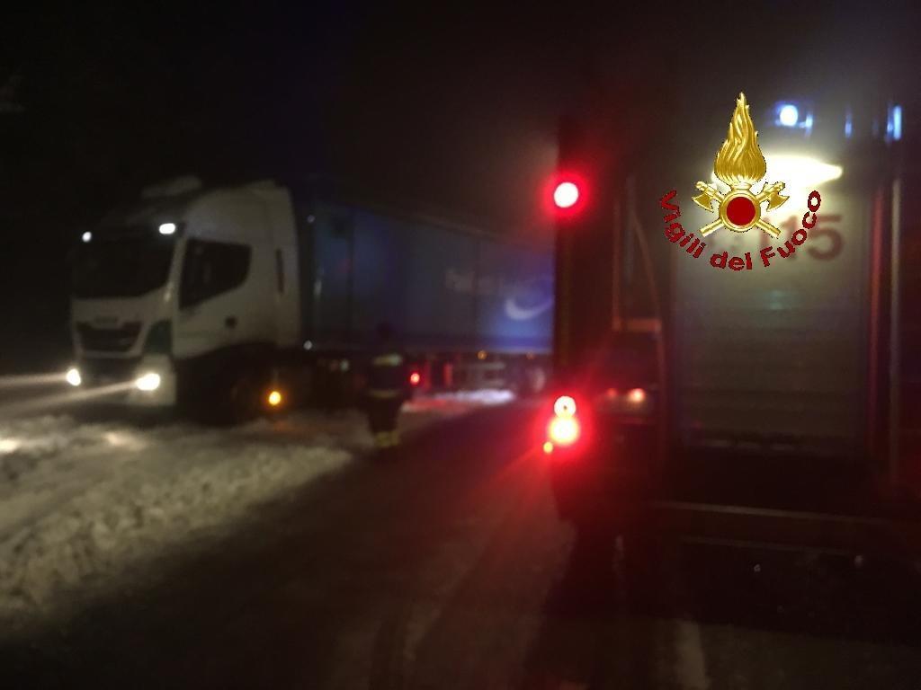 Il camion finito fuori strada a causa della neve