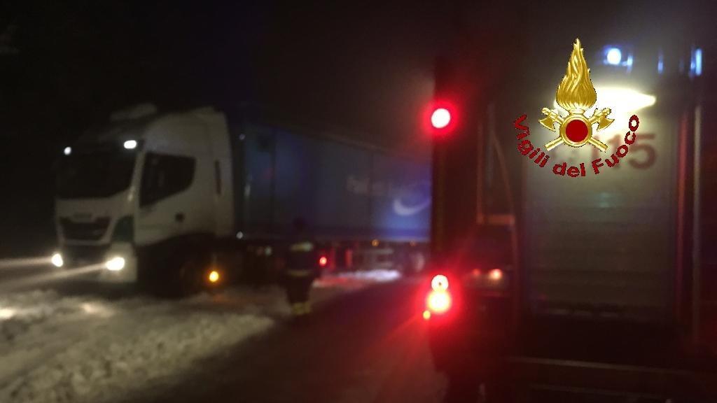 Il camion finito fuori strada a causa della neve