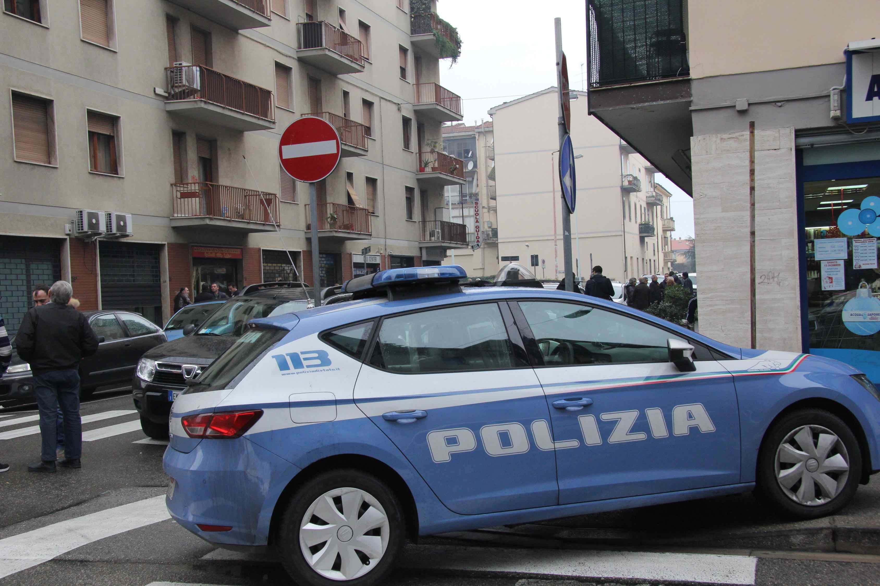 Una volante della polizia al Soccorso per una tentata rapina (foto d'archivio)