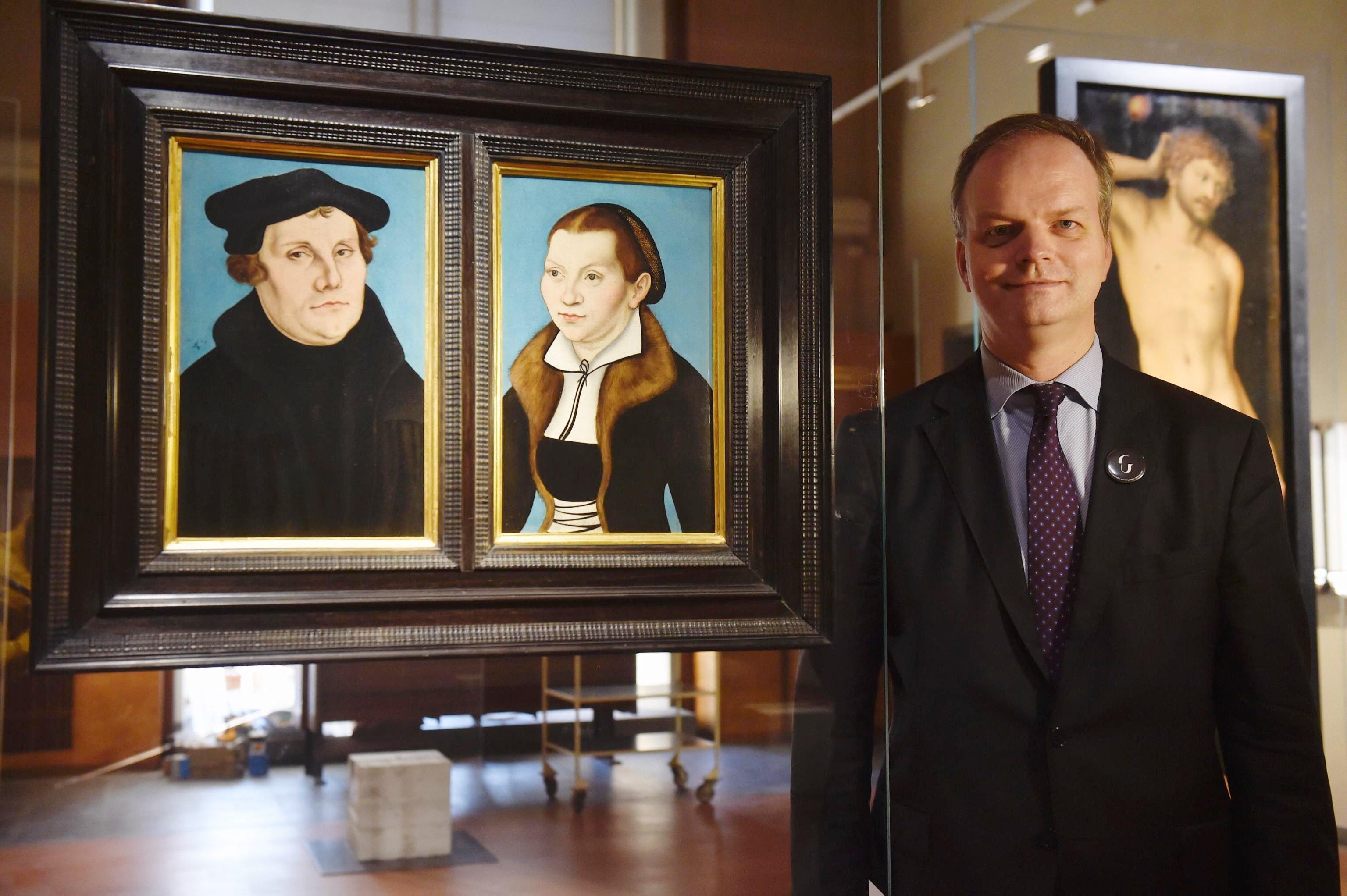 Il direttore degli Uffizi, Eike Schmidt, fotografato nella sala dedicata alla pittura tedesca