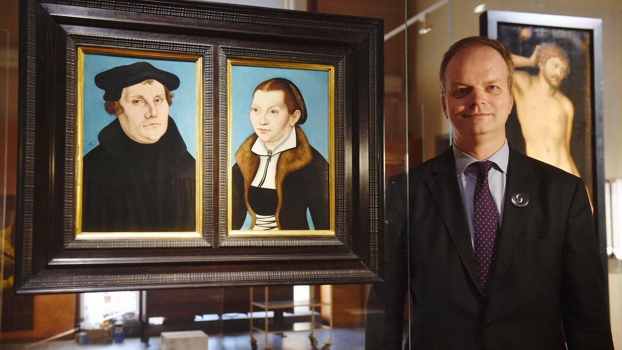 Il direttore degli Uffizi, Eike Schmidt, fotografato nella sala dedicata alla pittura tedesca