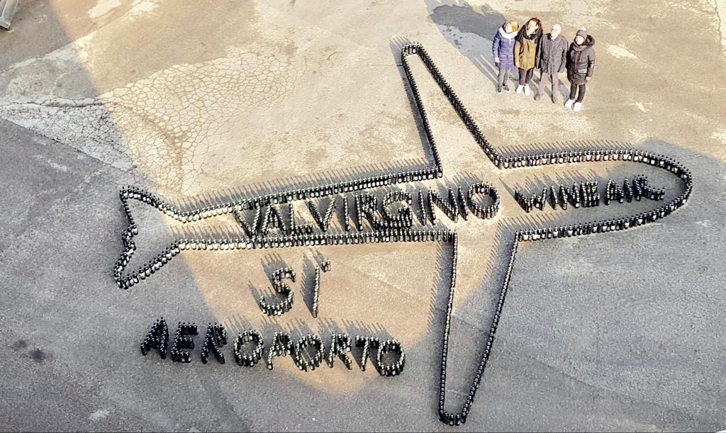 L'aereo realizzato con le bottiglie di Chianti nel piazzale dell'azienda cooperativa Valvirginio
