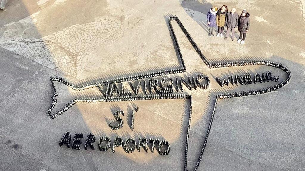 L'aereo realizzato con le bottiglie di Chianti nel piazzale dell'azienda cooperativa Valvirginio