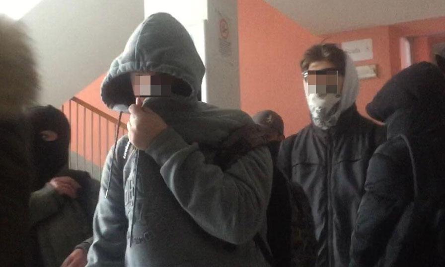 Scuola devastata, la mamma del “leader” incappucciato: «Mio figlio si vergogna a tornare in classe» 