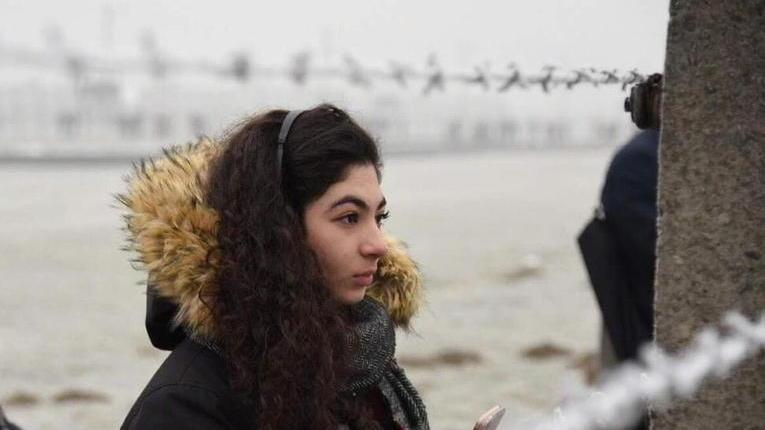 Eden Donitza, la studentessa di Pisa in visita al campo di Birkenau dove è arrivata con il treno della Memoria 
