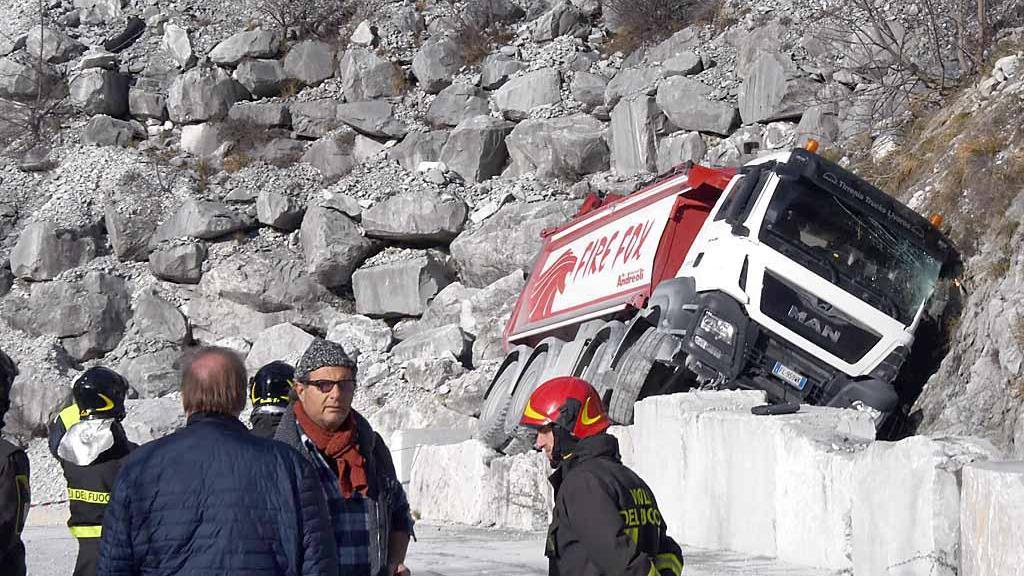 Camion precipita mentre sale in cava, il camionista si salva all'ultimo secondo