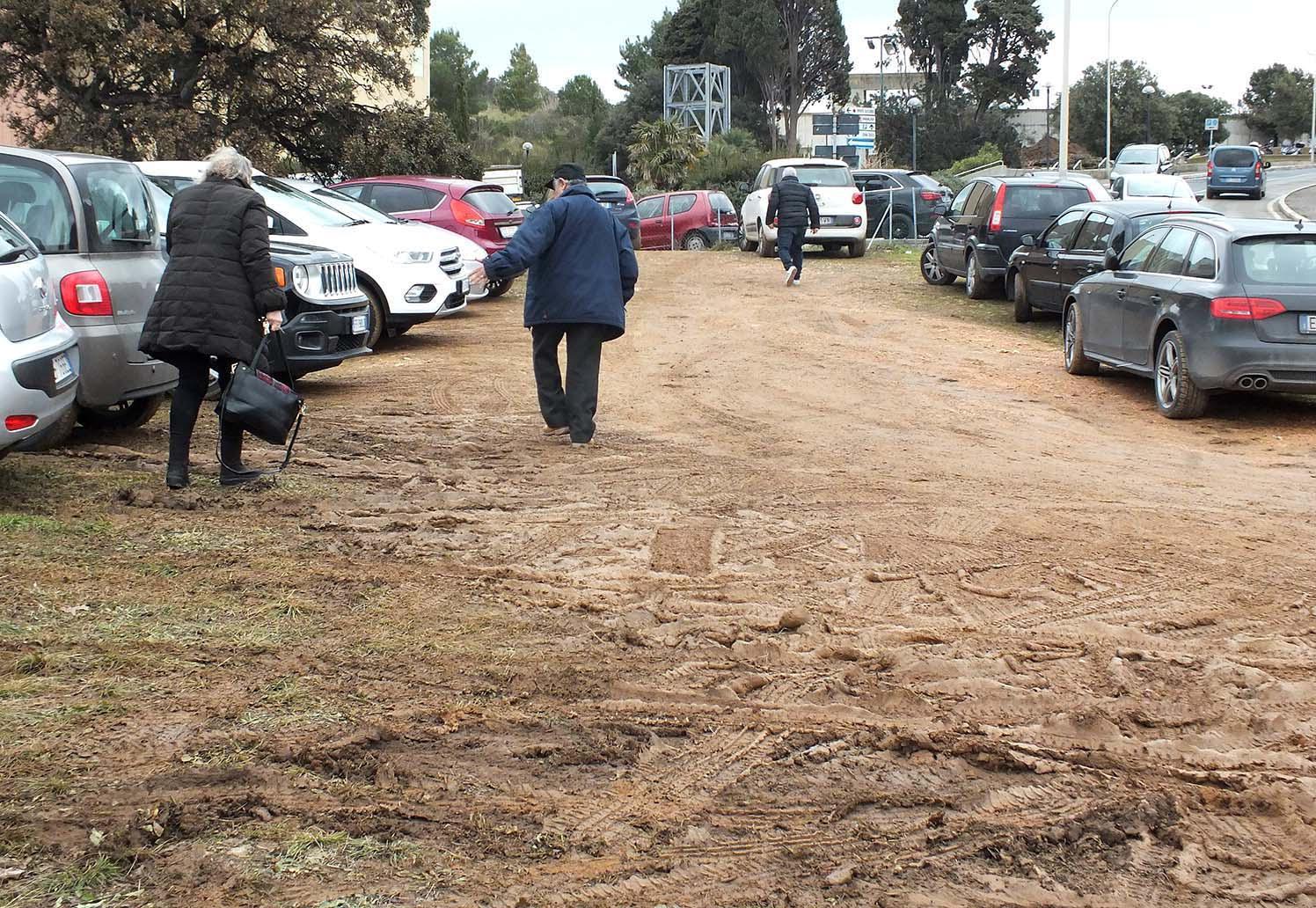Il parcheggio di Villamarina nel fango (foto Paolo Barlettani)