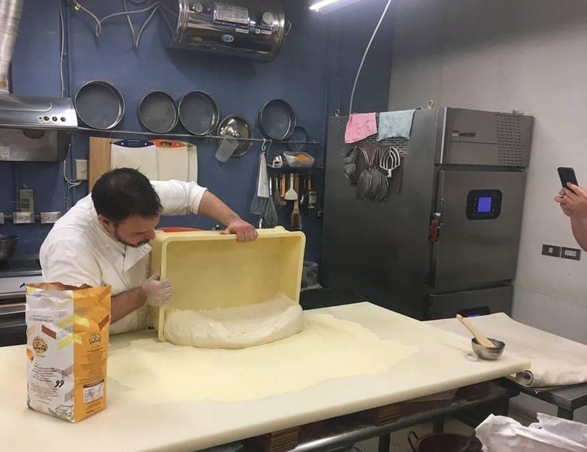 Flavio Borghi, titolare della “Butega ad Franton” di Guastalla, durante una preparazione