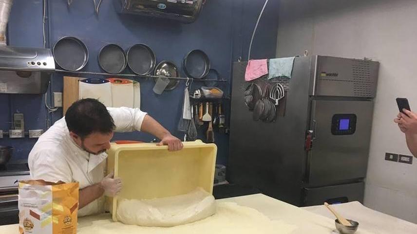 Flavio Borghi, titolare della “Butega ad Franton” di Guastalla, durante una preparazione