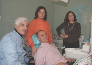 Il dottor Alberto Calderani (a sinistra) nello studio dentistico di Betlemme